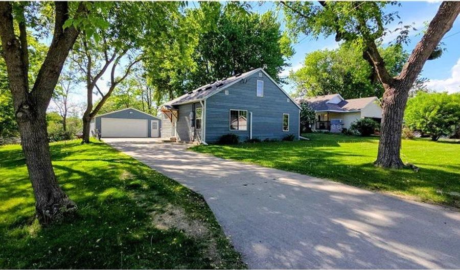 902 Quincy St, Alexandria, MN 56308 - 3 Beds, 1 Bath