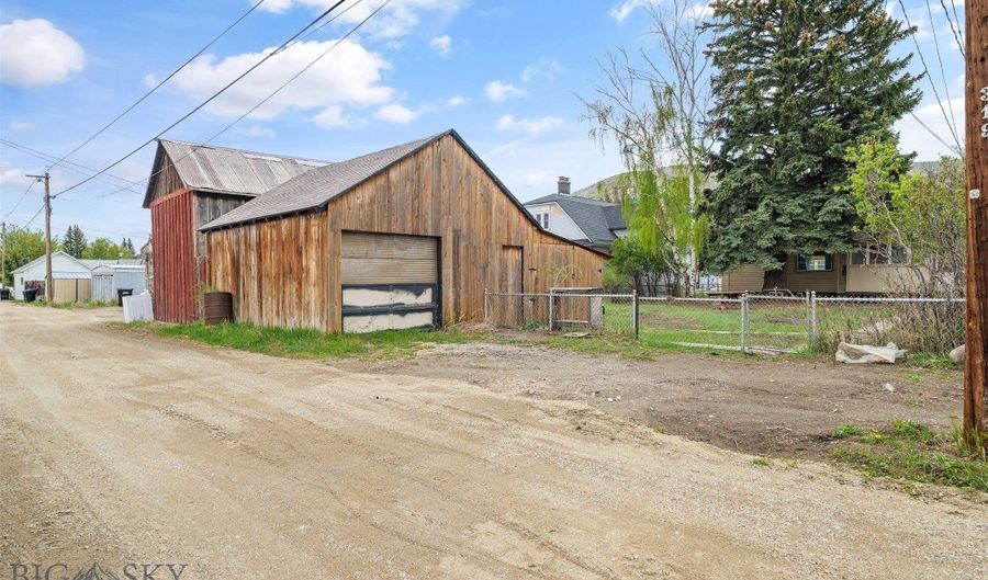 318 W 4th St, Anaconda, MT 59711 - 3 Beds, 1 Bath