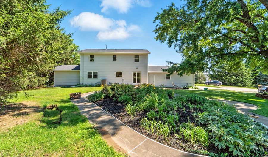 1404 Nile Kinnick Dr S, Adel, IA 50003 - 5 Beds, 2 Bath
