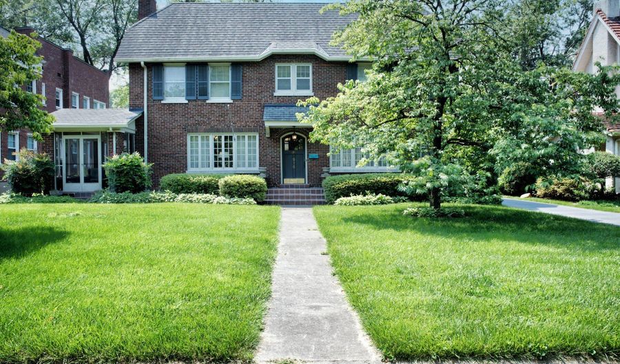 916 Audubon Pkwy, Audubon Park, KY 40213 - 4 Beds, 3 Bath