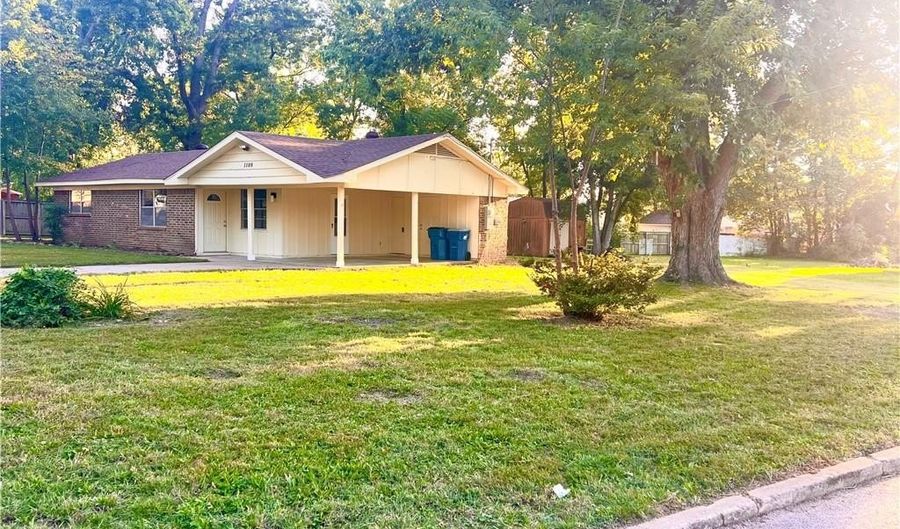 1108 SE E St, Bentonville, AR 72712 - 3 Beds, 1 Bath