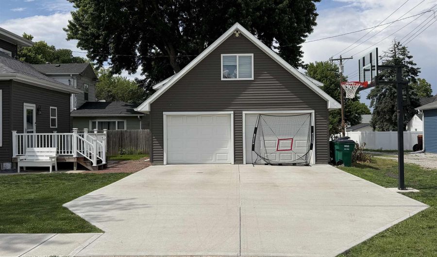 1004 15th St, Aurora, NE 68818 - 5 Beds, 2 Bath