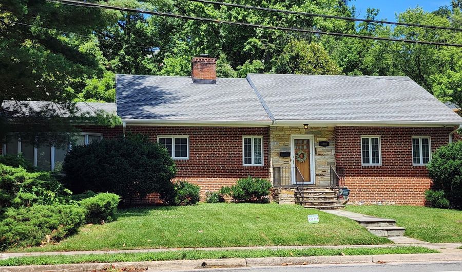 3200 RUSSELL Rd, Alexandria, VA 22305 - 3 Beds, 2 Bath