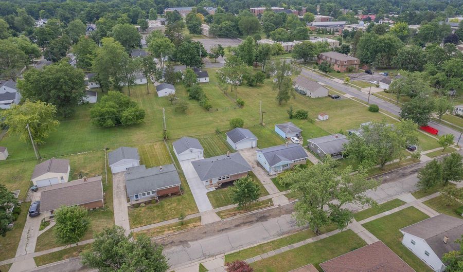 160 Canterbury St, Adrian, MI 49221 - 3 Beds, 2 Bath