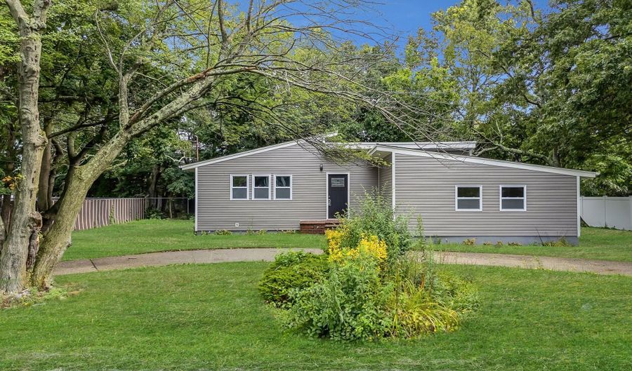 9 Holt St, Amityville, NY 11701 - 4 Beds, 2 Bath