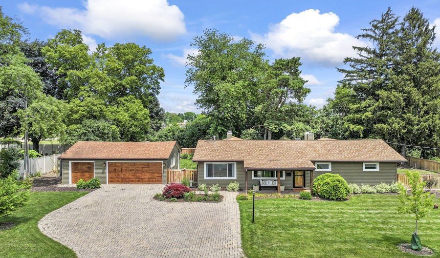 90 E White Oak St, Arlington Heights, IL 60005 - 4 Beds, 3 Bath