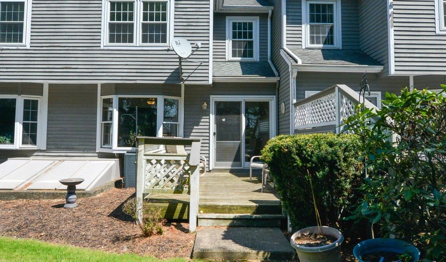 1325 Farmington Ave 13, Bristol, CT 06010 - 2 Beds, 3 Bath