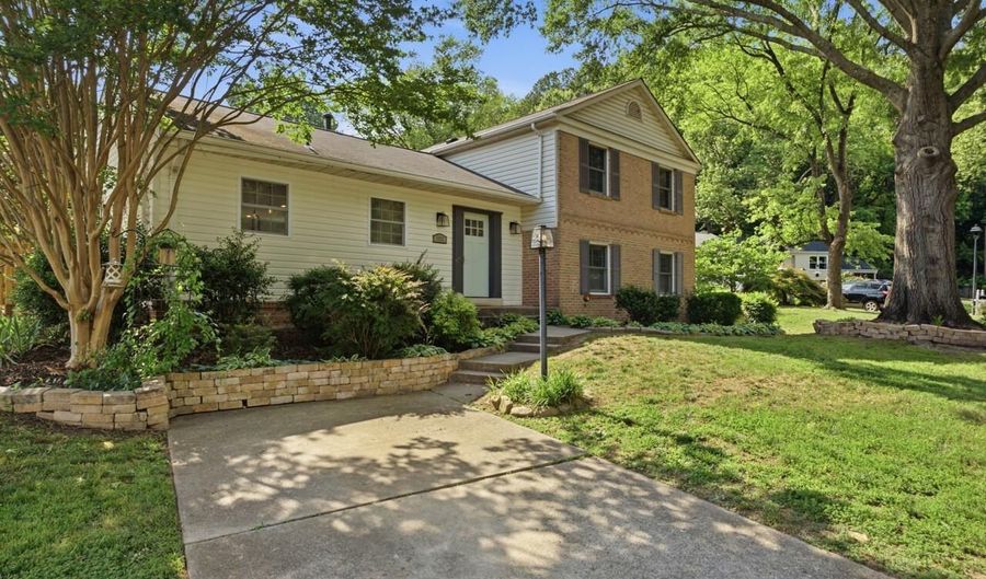 6812 LAMP POST Ln, Alexandria, VA 22306 - 4 Beds, 3 Bath