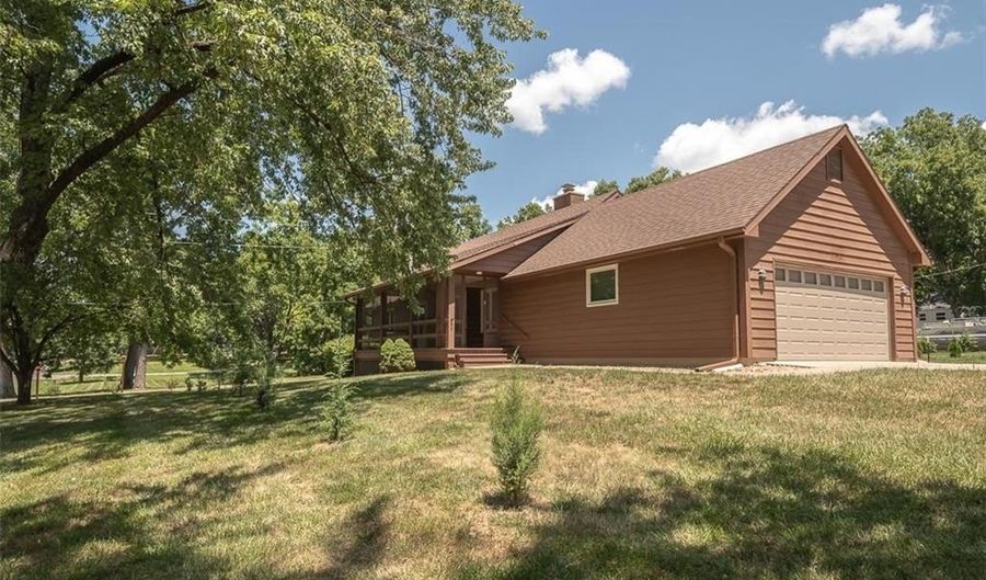 918 King St, Baldwin City, KS 66006 - 4 Beds, 2 Bath