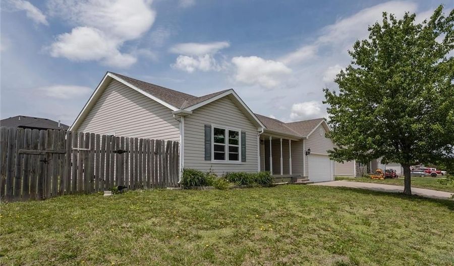 406 S Jackson St, Archie, MO 64725 - 4 Beds, 3 Bath