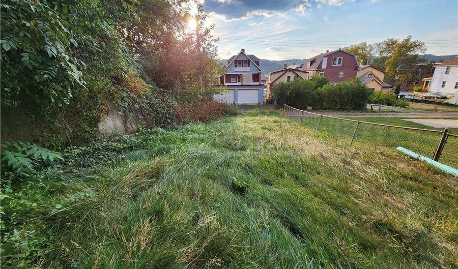 639 Pine St, Ambridge, PA 15003 - 2 Beds, 2 Bath
