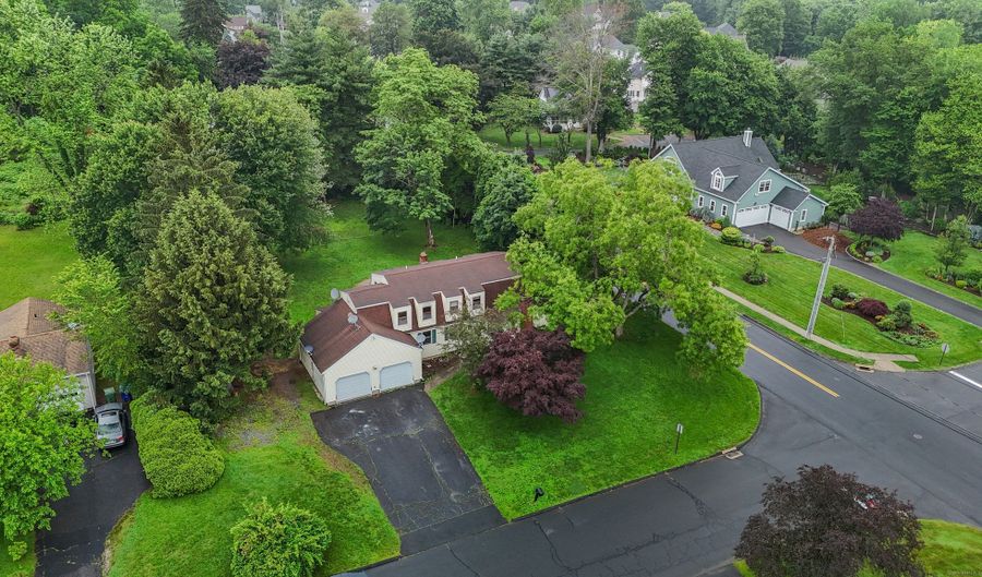 2 Sequoia Dr, Cromwell, CT 06416 - 4 Beds, 2 Bath