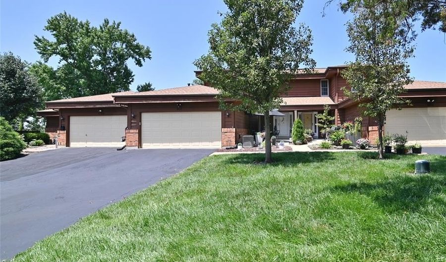 1131 Claytonbrook Ct, Ballwin, MO 63011 - 2 Beds, 3 Bath