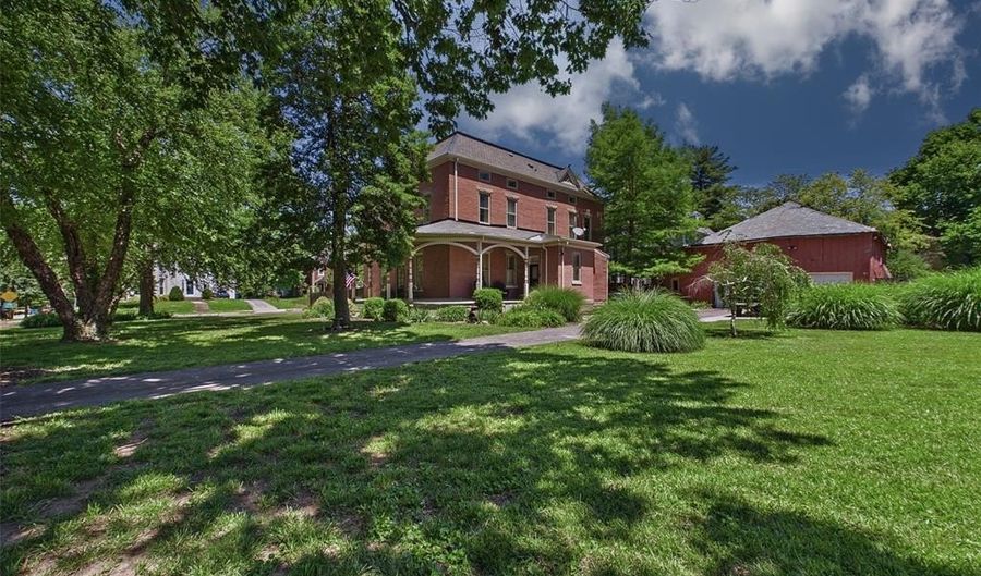 1715 Liberty St, Alton, IL 62002 - 5 Beds, 5 Bath