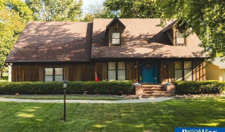 2105 N St St, Aurora, NE 68818 - 5 Beds, 4 Bath