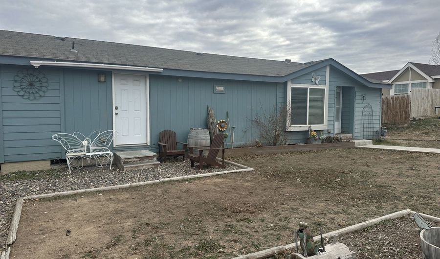 521 ELM St, Carlin, NV 89822 - 3 Beds, 2 Bath