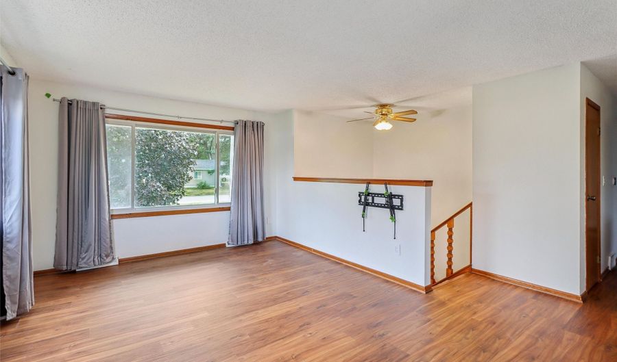 638 31st Ave SW, Altoona, IA 50009 - 4 Beds, 2 Bath
