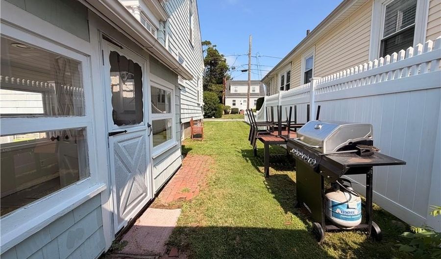 38 Hilltop Ave Cottage, Middletown, RI 02842 - 1 Beds, 1 Bath