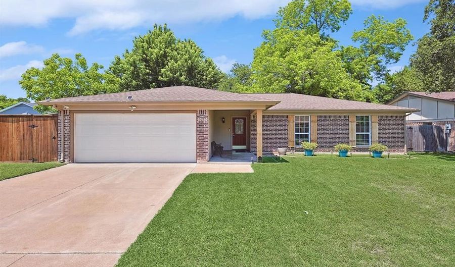 5215 Marshfield Ct, Arlington, TX 76016 - 3 Beds, 2 Bath