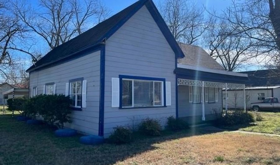 301 S Walnut St, Hico, TX 76457 - 2 Beds, 1 Bath