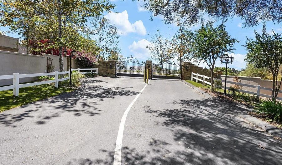 588 Twin Country Ln, Fallbrook, CA 92028 - 4 Beds, 4 Bath