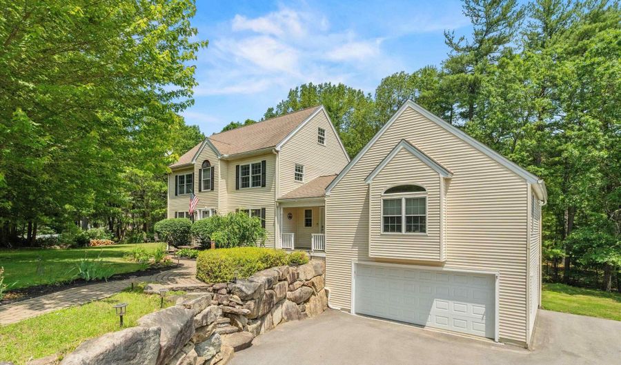 16 Breakneck Rd, Hudson, NH 03051 - 3 Beds, 3 Bath