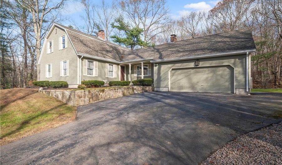 5 Lincoln Dr, North Smithfield, RI 02896 - 4 Beds, 3 Bath