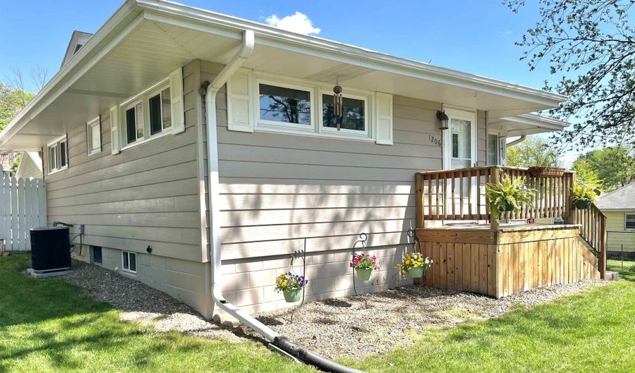 1206 Birch St, Atlantic, IA 50022 - 2 Beds, 2 Bath