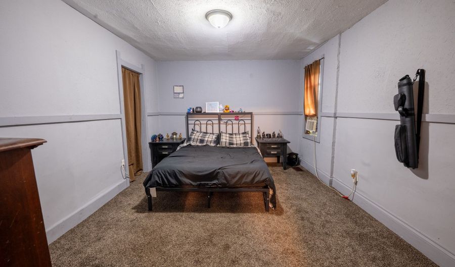1916 Main St, Anderson, IN 46016 - 4 Beds, 1 Bath