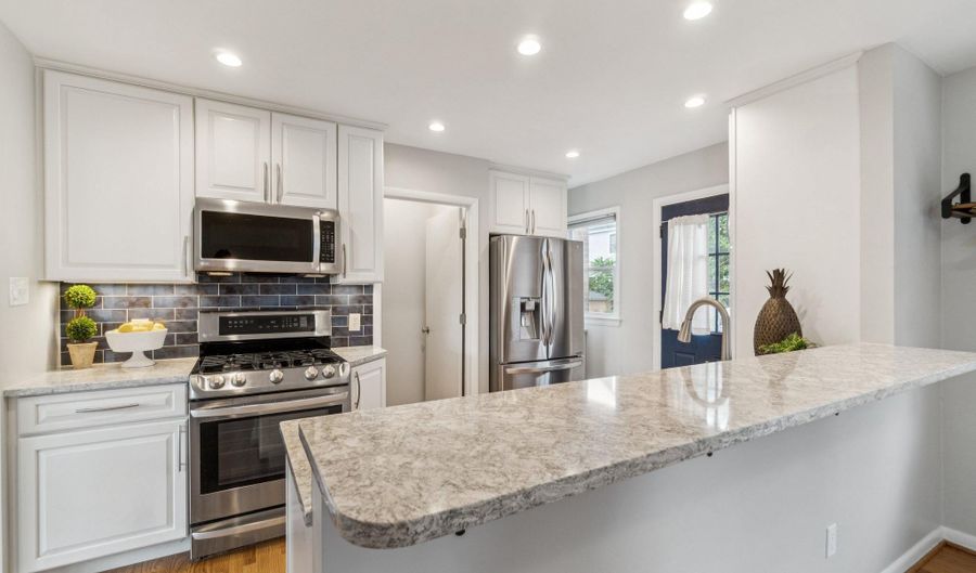 2021 S LANGLEY St, Arlington, VA 22204 - 3 Beds, 2 Bath