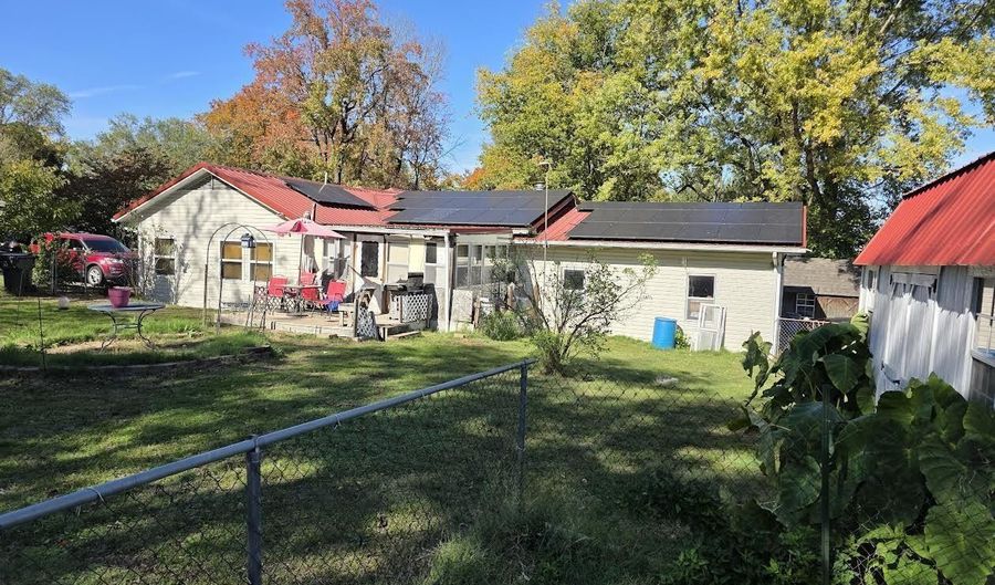 312 S Oak Ave, Aurora, MO 65605 - 3 Beds, 2 Bath