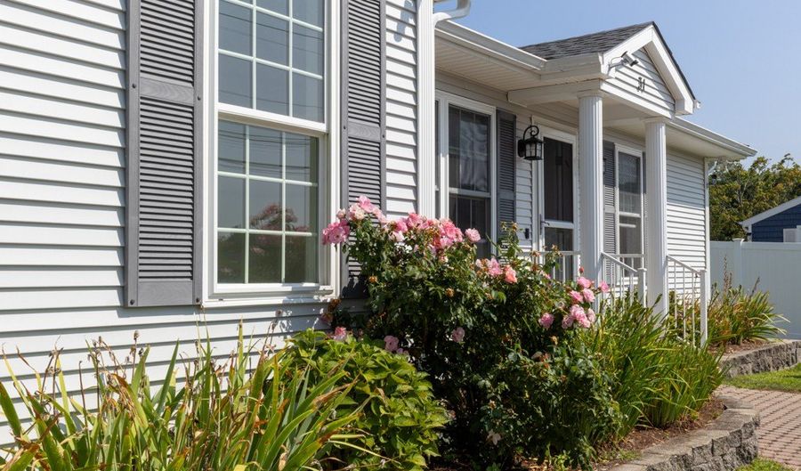 31 Merrill Rd, Clinton, CT 06413 - 3 Beds, 2 Bath