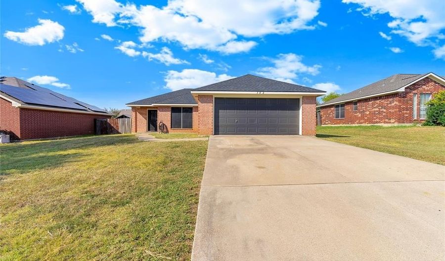 302 Cherokee Trl, Alvarado, TX 76009 - 3 Beds, 2 Bath