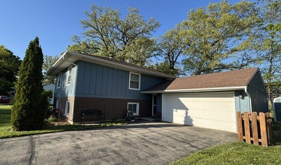 203 CEDARWOOD Ln, Antioch, IL 60002 - 4 Beds, 2 Bath