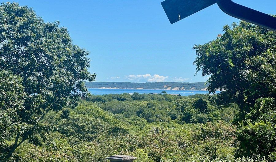 382 Lighthouse Rd, Aquinnah, MA 02535 - 4 Beds, 3 Bath