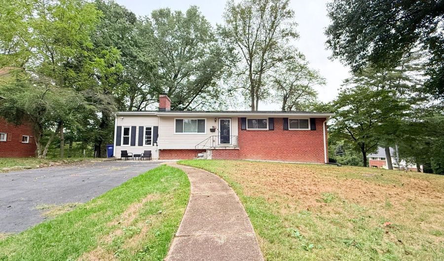 6910 FERN Pl, Annandale, VA 22003 - 3 Beds, 2 Bath