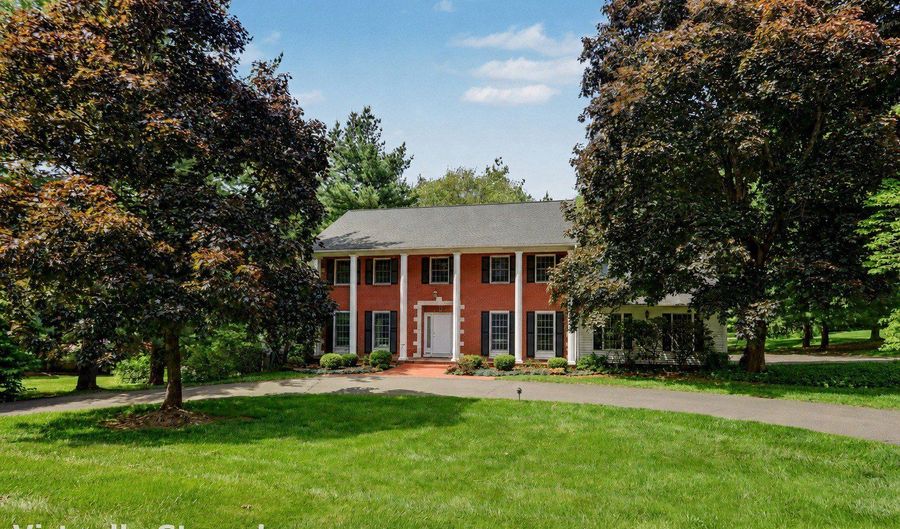 11 Tanglewood Dr, Danbury, CT 06811 - 5 Beds, 4 Bath
