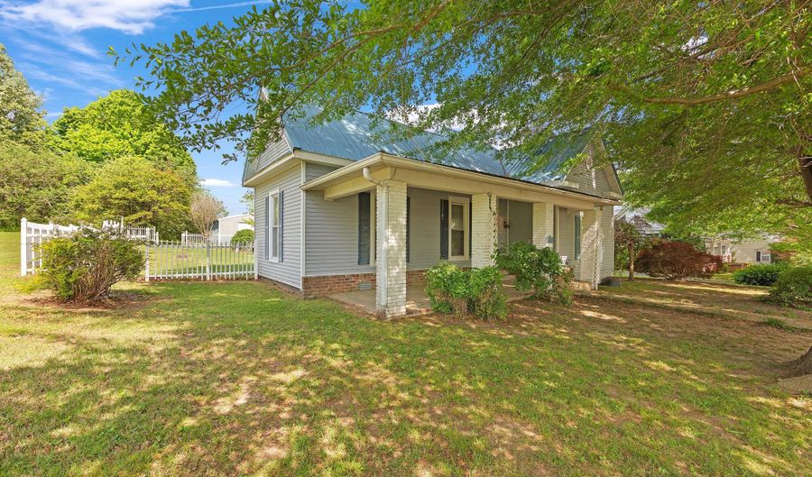 233 E Main St, Bells, TN 38006 - 3 Beds, 2 Bath