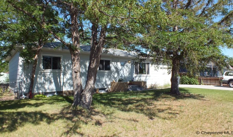 828 SUN VALLEY Dr, Cheyenne, WY 82001 - 3 Beds, 2 Bath