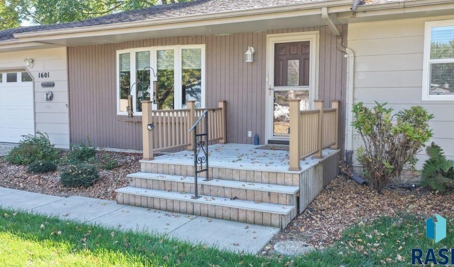 1601 E Sylvan Cir, Brandon, SD 57005 - 5 Beds, 4 Bath