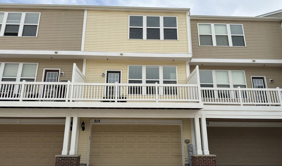 808 E Wing St, Arlington Heights, IL 60004 - 3 Beds, 3 Bath