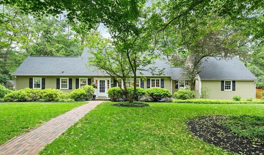 28 Lincoln Dr, Acton, MA 01720 - 4 Beds, 3 Bath