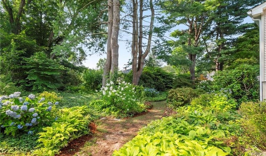 26 Monica Dr, Cumberland, RI 02864 - 3 Beds, 2 Bath