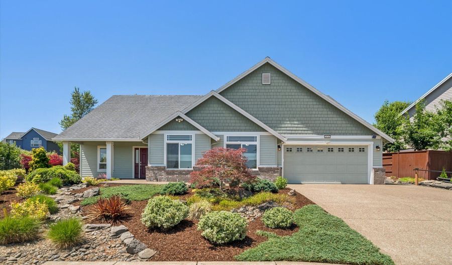 20707 YUKON St, Aurora, OR 97002 - 3 Beds, 2 Bath