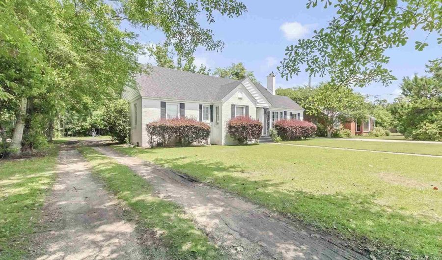 215 E Pine St, Atmore, AL 36502 - 3 Beds, 2 Bath
