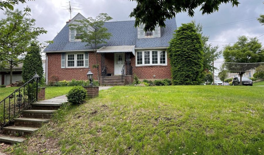 28 Lynton Rd 1, Albertson, NY 11507 - 2 Beds, 1 Bath