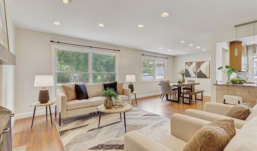 223 W Tanglewood Dr, Arlington Heights, IL 60004 - 4 Beds, 2 Bath