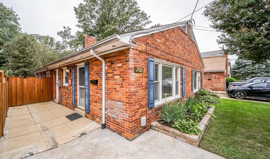 706 W GLEBE Rd, Alexandria, VA 22305 - 2 Beds, 2 Bath