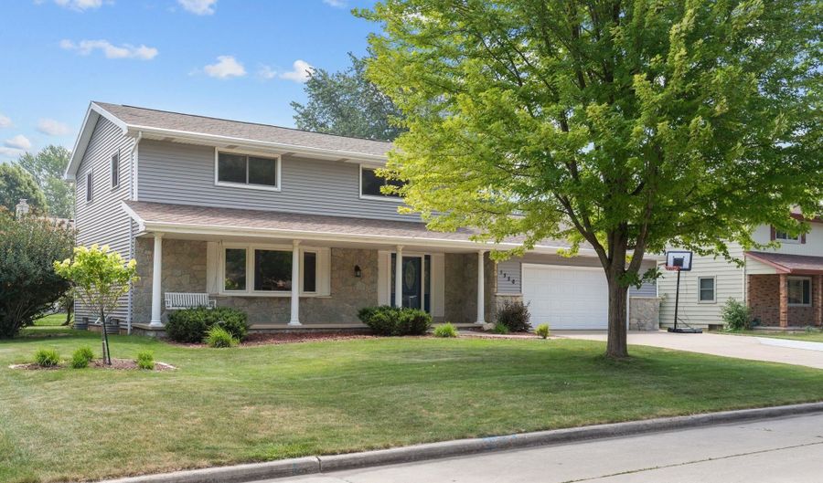 1330 N BRIARCLIFF Dr, Appleton, WI 54915 - 4 Beds, 3 Bath