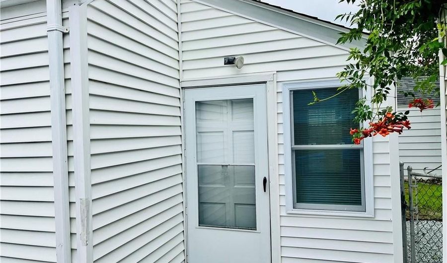 74 Leslie St, Cranston, RI 02910 - 3 Beds, 3 Bath